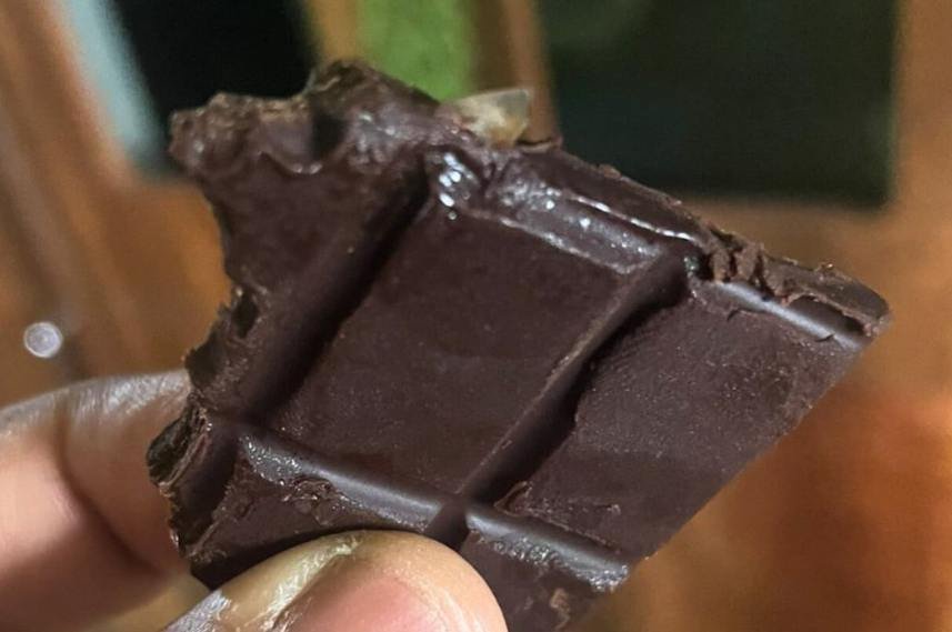 Close-up image of glass shard found in Swiggy Noice Dark Chocolate bar

